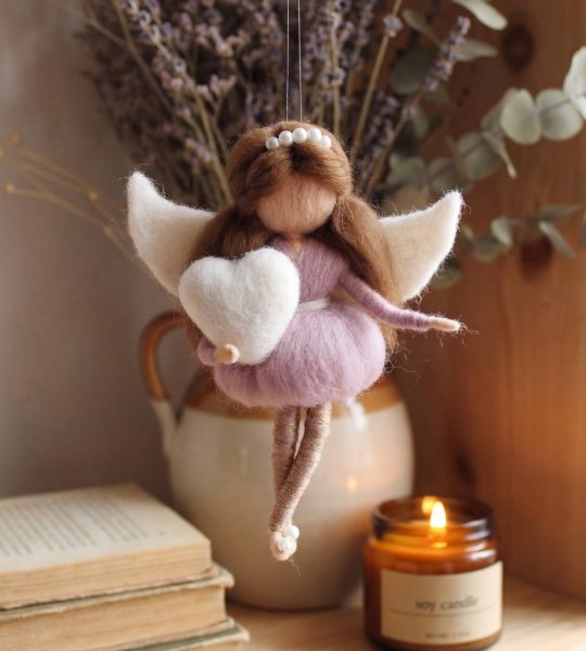 Лялька ангел з крилами підвіска валентинка з білим сердечком