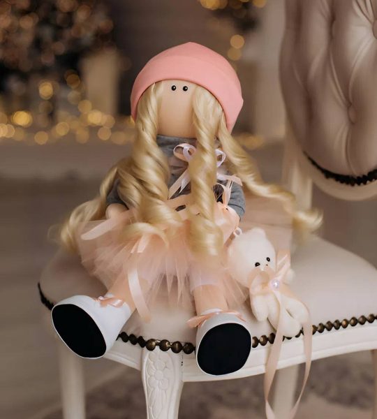 Велика лялька з довгим кудрявим білявим волоссям