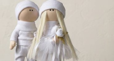 Особливий подарунок молодятам - весільна пара текстильних ляльок тільд у святкових білосніжних образах Особливий подарунок молодятам - весільна пара текстильних ляльок тільд у святкових білосніжних образах