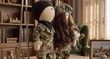 Весільний подарунок із душею України: ексклюзивні ляльки сучасних військових молодят ручної роботи
