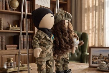 Весільний подарунок із душею України: ексклюзивні ляльки сучасних військових молодят ручної роботи
