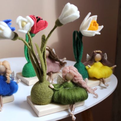 Сувенірна лялька фея квіти підсніжники на дерев’яній підставці