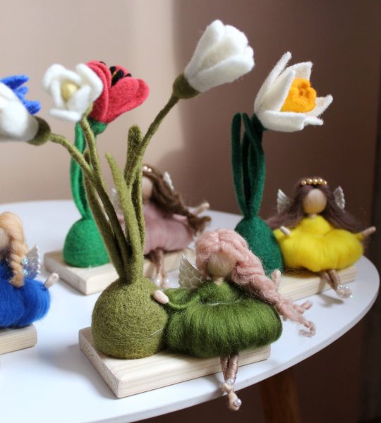 Сувенірна лялька фея квіти підсніжники на дерев’яній підставці