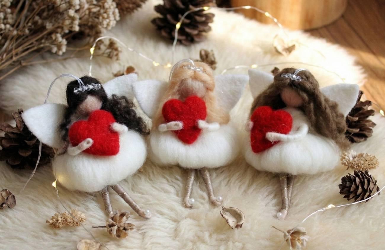 Сувенірна лялька валентинка ангела підвіска з сердечком Сувенірна лялька валентинка ангела підвіска з сердечком