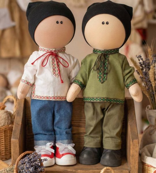 Сувенірна текстильна велики лялька тільда українець в вишиванці