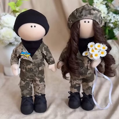 Сувенірні ляльки тільда молодята у військові мілітарі формі