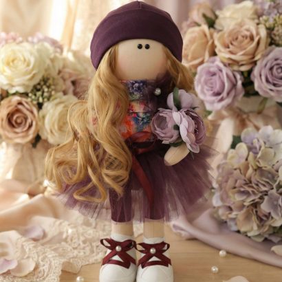 Лялька сувенірна текстильна тільда з довгим волоссям та квітами