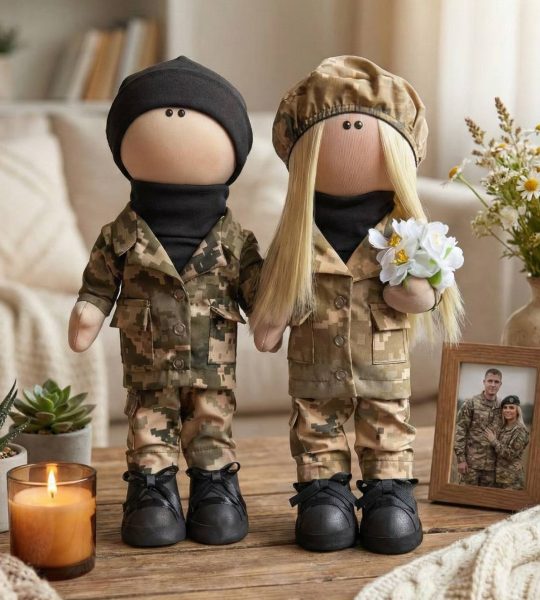 Сувенірні ляльки пара молодят у військові мілітарі формі