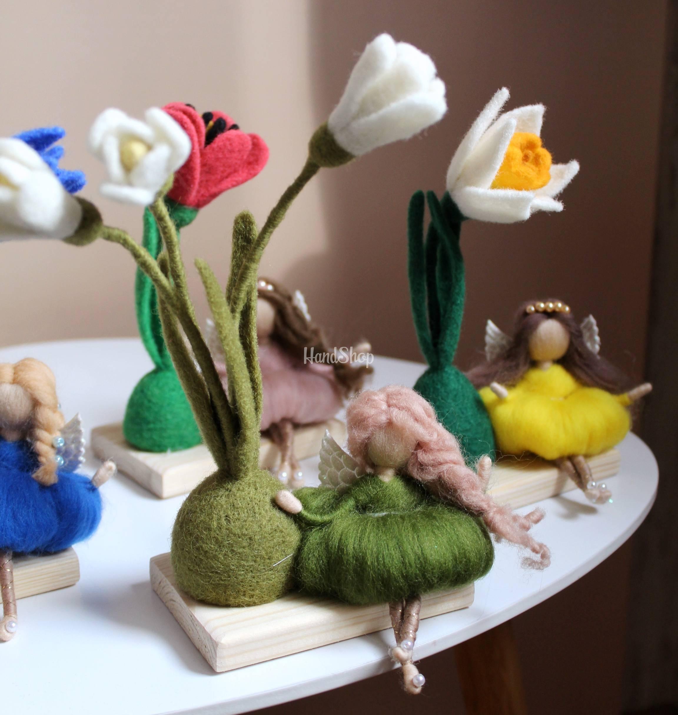 Сувенірна лялька фея квіти підсніжники на дерев’яній підставці Сувенірна лялька фея квіти підсніжники на дерев’яній підставці