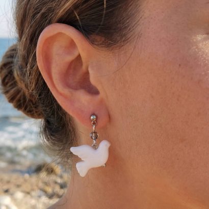 Жіночі сережки білі горлиці миру з полімерної глини