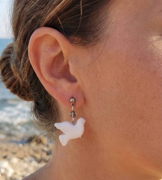 Жіночі сережки білі горлиці миру з полімерної глини