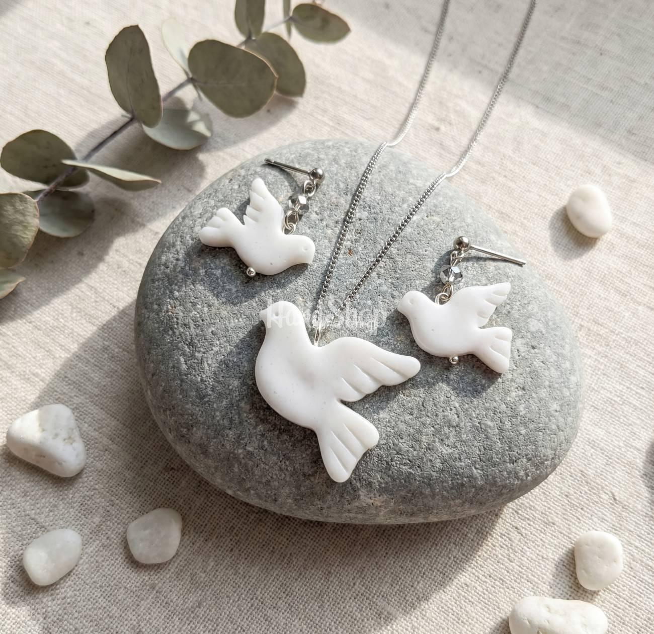 Комплект сережки та кулон горлиці з полімерної глини Комплект сережки та кулон горлиці з полімерної глини