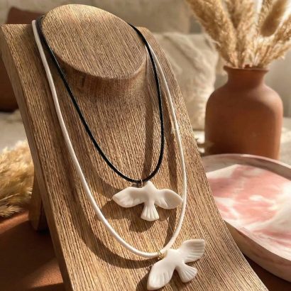 Авторський кулон біла горлиця на шнурі з полімерної глини