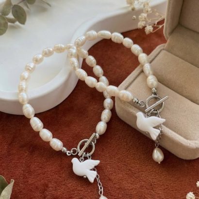 Браслет з річкових перлів та білою голубкою з глини