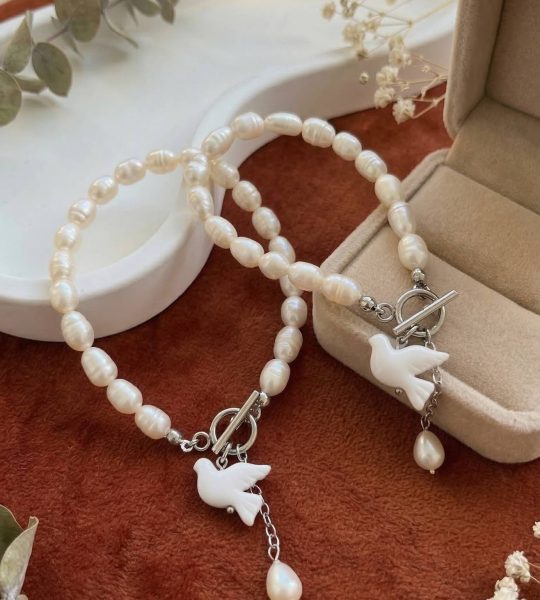 Браслет з річкових перлів та білою голубкою з глини