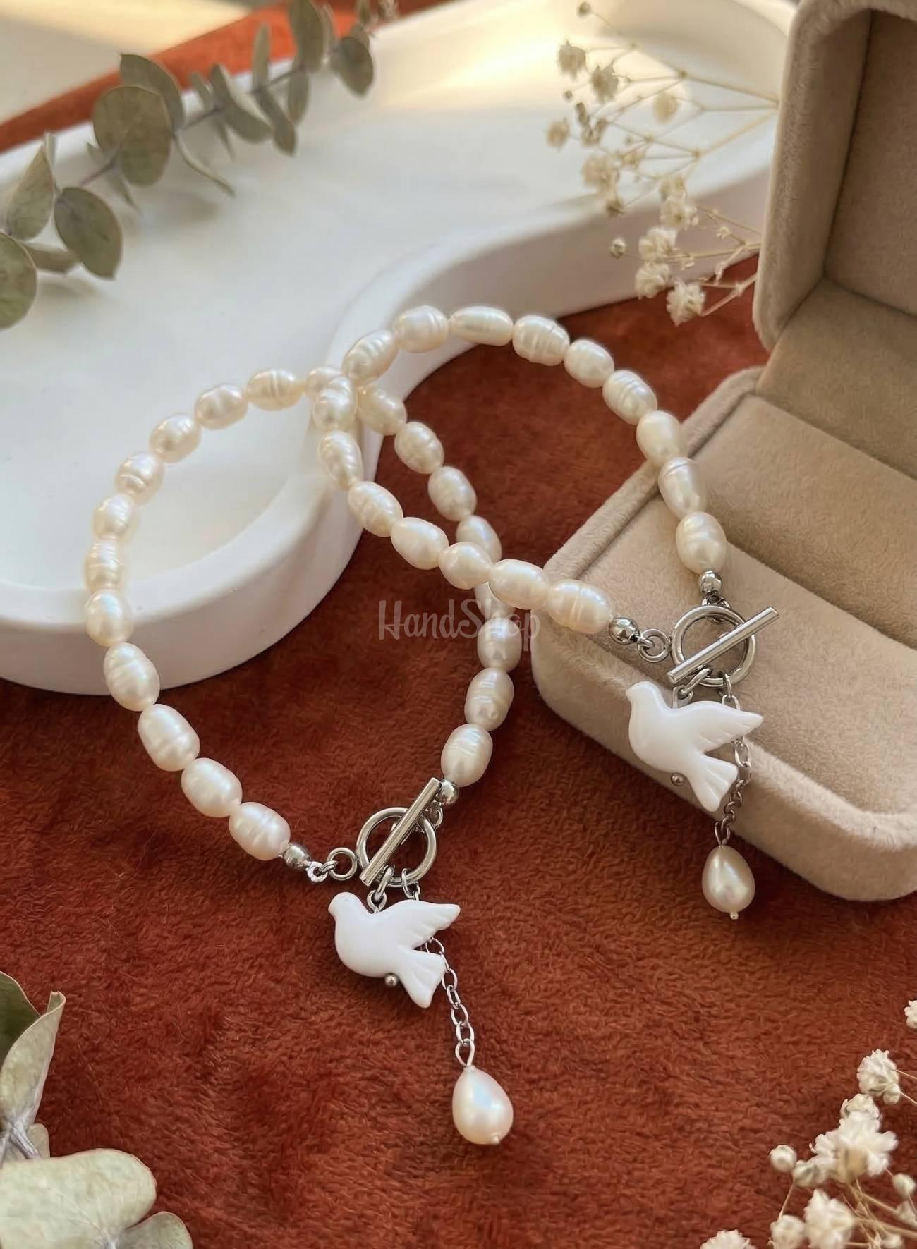 Браслет з річкових перлів та білою голубкою з глини Браслет з річкових перлів та білою голубкою з глини