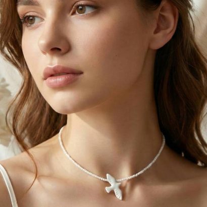 Кулон біла голубка з глини на ювелірному тросику, бісер