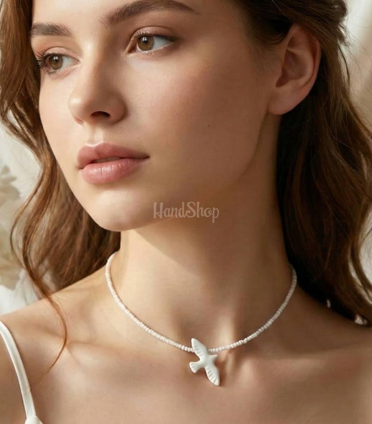 Кулон біла голубка з глини на ювелірному тросику, бісер Кулон біла голубка з глини на ювелірному тросику, бісер