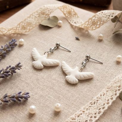 Сережки плашки білі голубки з полімерної глини гвоздики