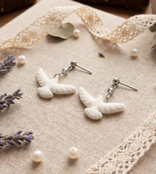 Сережки плашки білі голубки з полімерної глини гвоздики
