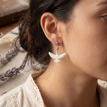 Сережки плашки білі голубки з полімерної глини гвоздики