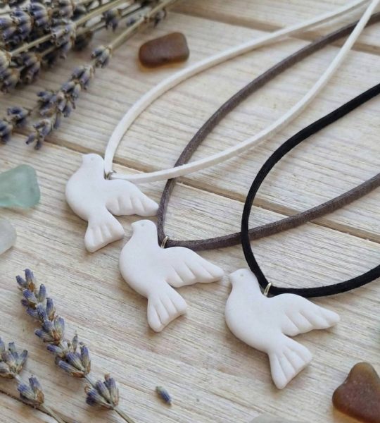 Кулон горлиця з блискітками глина, замшевий шнур на вибір!