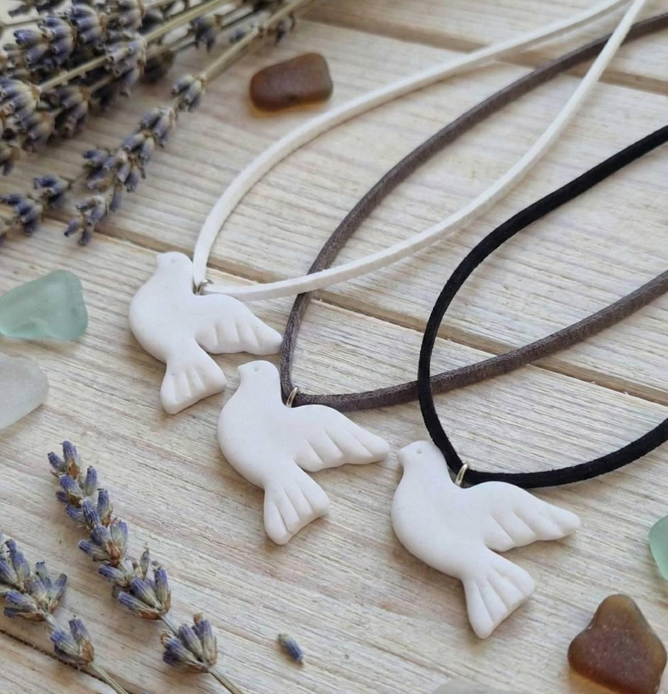 Кулон горлиця з блискітками глина, замшевий шнур на вибір! Кулон горлиця з блискітками глина, замшевий шнур на вибір!