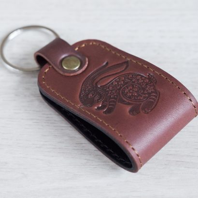 Брелок на ключі шкіра кролик 2023 тиснення коричневий