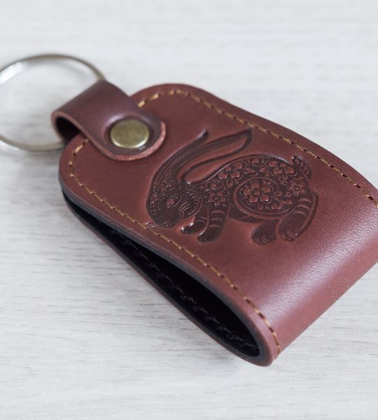 Брелок на ключі шкіра кролик 2023 тиснення коричневий