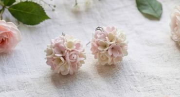 Ефектні сережки-кульки handmade з маленькими квітами - стильні літні аксесуари для сучасних модниць