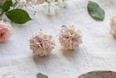 Ефектні сережки-кульки handmade з маленькими квітами - стильні літні аксесуари для сучасних модниць