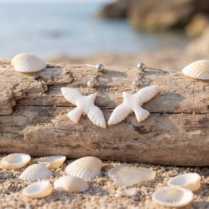 Жіночі сережки білі голубки з полімерної глини з блискітками