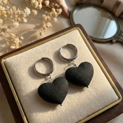 Стильні жіночі сережки чорні сердечка полімерна глина