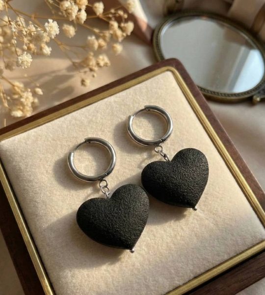 Стильні жіночі сережки чорні сердечка полімерна глина