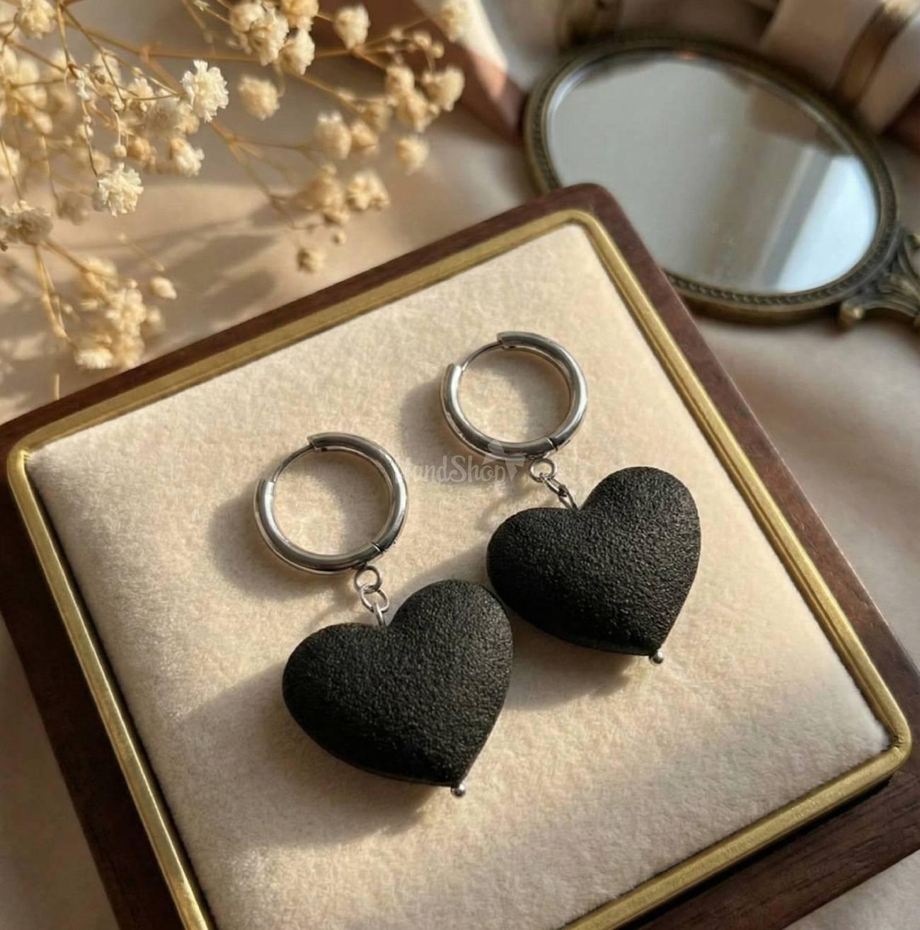 Стильні жіночі сережки чорні сердечка полімерна глина Стильні жіночі сережки чорні сердечка полімерна глина
