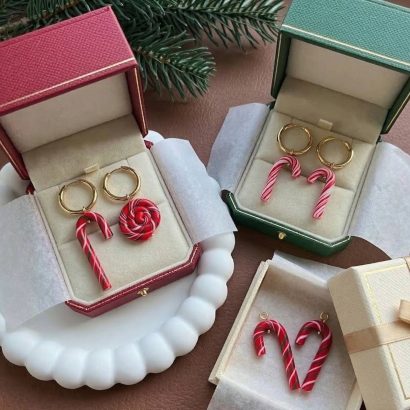 Новогодние серьги леденцы красные тростники глина 2026