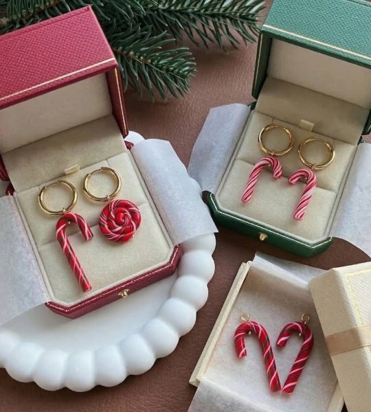 Новогодние серьги леденцы красные тростники глина 2026