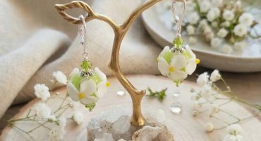 Елегантні сережки з намистинами lampwork польові ромашки - жіночна прикраса ручної роботи у свіжих весняних кольорах Елегантні сережки з намистинами lampwork польові ромашки - жіночна прикраса ручної роботи у свіжих весняних кольорах