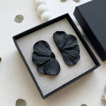 Жіночі сережки чорна квітка половинки полімерна глина