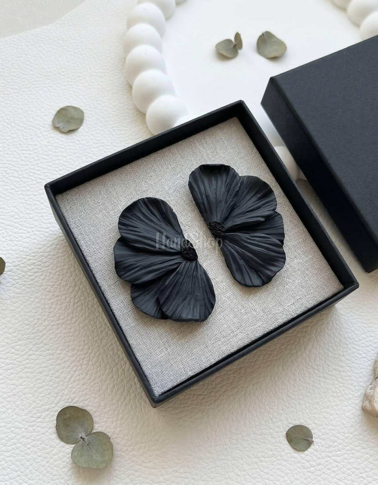 Жіночі сережки чорна квітка половинки полімерна глина Жіночі сережки чорна квітка половинки полімерна глина