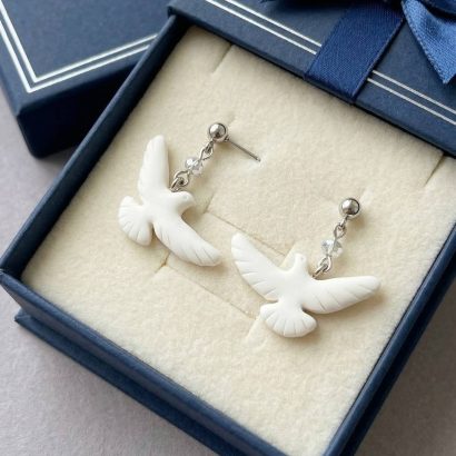 Сережки пташки білі голубки з полімерної глини гвоздики