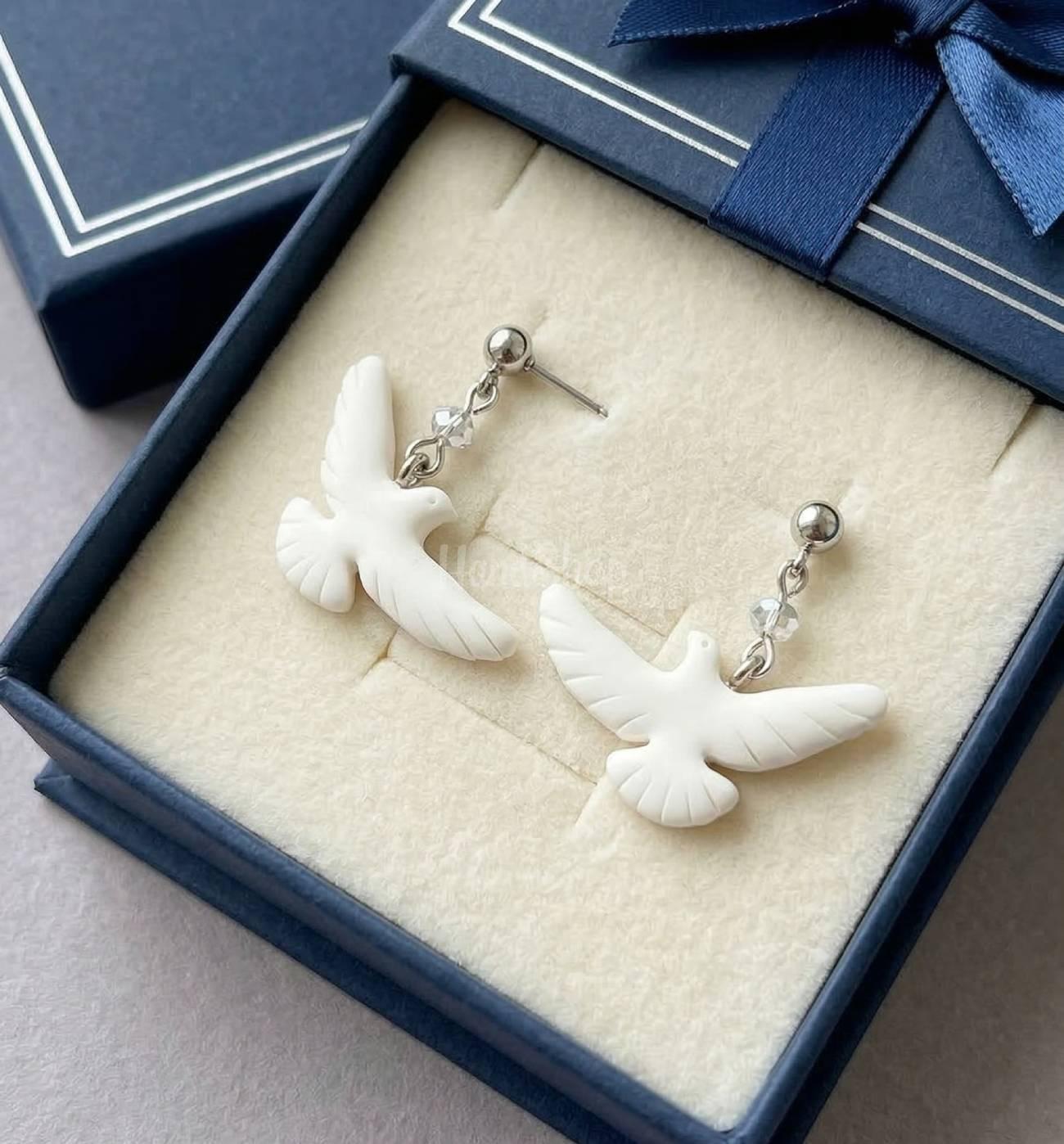 Сережки пташки білі голубки з полімерної глини гвоздики Сережки пташки білі голубки з полімерної глини гвоздики