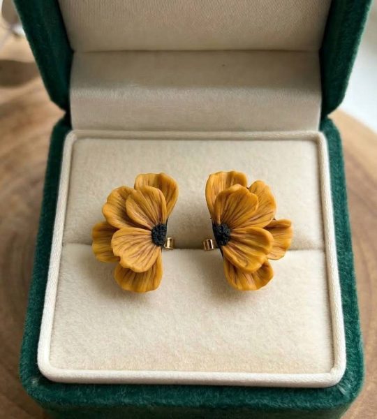 Святкові жіночі сережки квітка половинки з полімерної глини