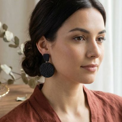 Стильні чорні круглі сережки узори з полімерної глини