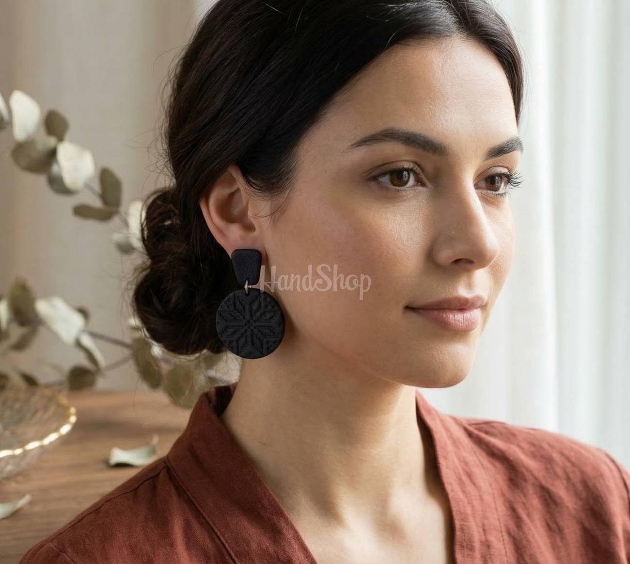 Стильні чорні круглі сережки узори з полімерної глини Стильні чорні круглі сережки узори з полімерної глини