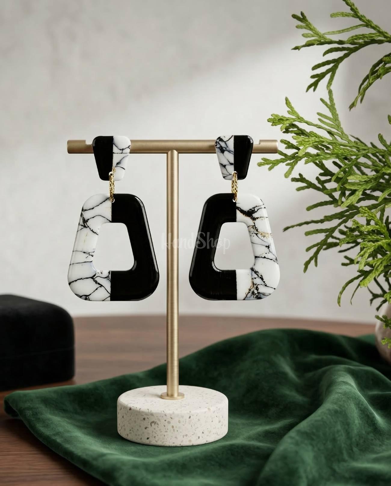 Стильні геометричні чорно-білі сережки з полімерної глини Стильні геометричні чорно-білі сережки з полімерної глини