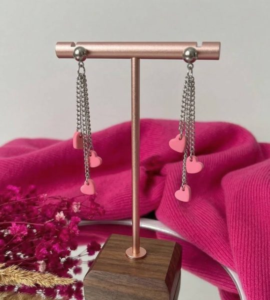 Стильні довгі сережки сердечка рожеві з глини на ланцюжку