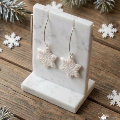 Жіночі святкові зимові сережки білі сніжинки полімерна глина