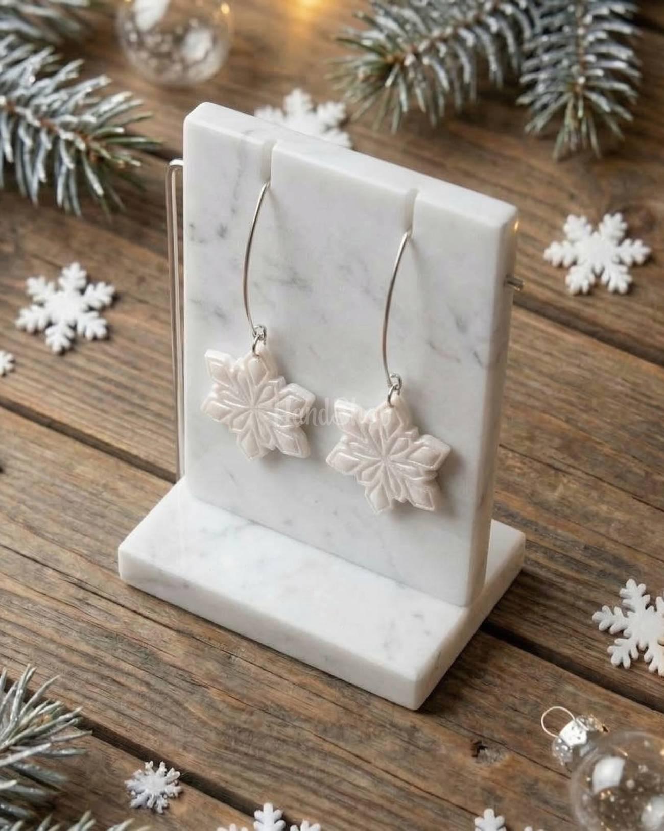 Жіночі святкові зимові сережки білі сніжинки полімерна глина Жіночі святкові зимові сережки білі сніжинки полімерна глина