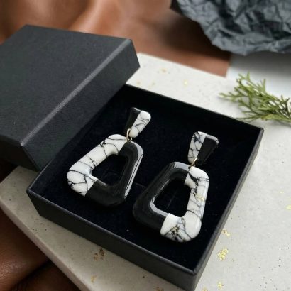 Стильні геометричні чорно-білі сережки з полімерної глини